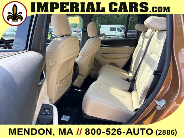 New 2026 Jeep Grand Cherokee Limited w/ Limited Altitude Package AWD/4WD image 13