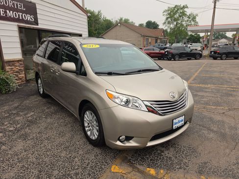 Used 2017 Toyota Sienna XLE FWD image 3