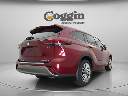 New 2026 Toyota Highlander Platinum AWD/4WD image 16