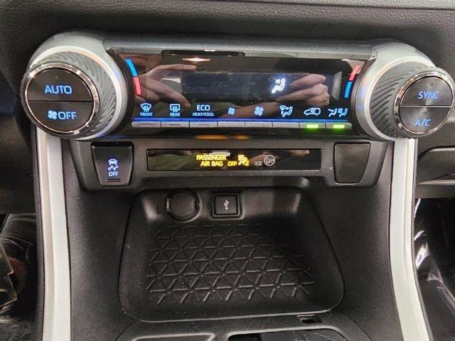 Used 2021 Toyota RAV4 LE AWD/4WD image 18