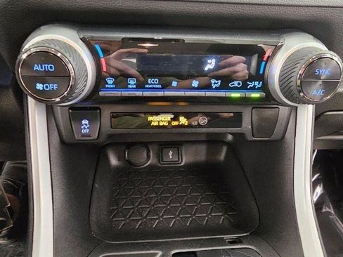 Used 2021 Toyota RAV4 LE AWD/4WD image 18