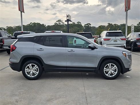 Used 2024 GMC Terrain SLE image 7