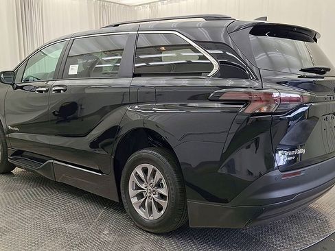 Used 2026 Toyota Sienna XLE FWD image 12