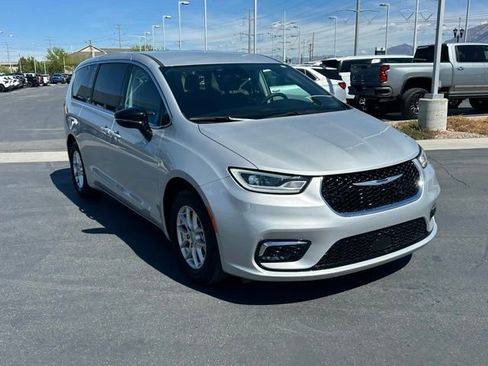Used 2024 Chrysler Pacifica Touring-L FWD image 28