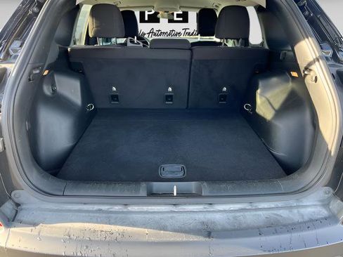 Used 2019 Jeep Cherokee Latitude w/ Popular Appearance Group AWD/4WD image 9