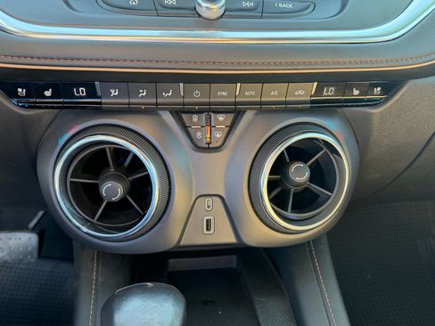 Used 2019 Chevrolet Blazer Premier w/ Sun and Wheels Package FWD image 12