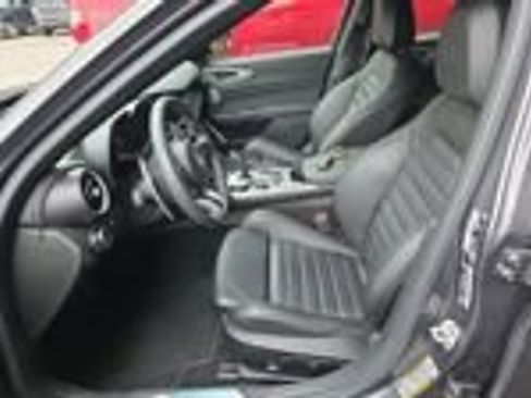 Used 2023 Alfa Romeo Giulia Veloce AWD/4WD image 9