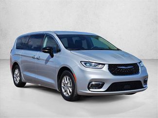 Used 2024 Chrysler Pacifica Touring-L FWD video 3
