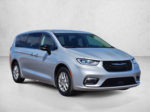 Used 2024 Chrysler Pacifica Touring-L FWD image 3