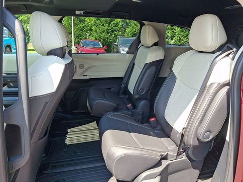 Used 2026 Toyota Sienna Limited AWD/4WD image 10