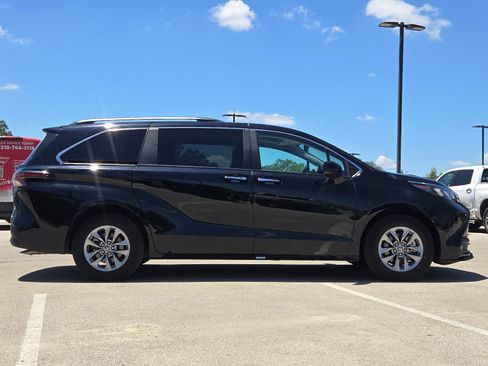 Certified 2026 Toyota Sienna XLE FWD image 6