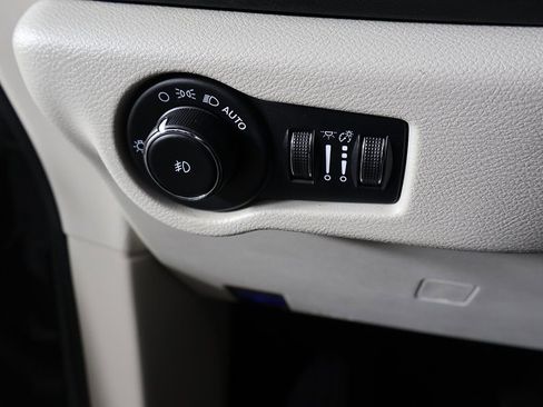 Used 2023 Chrysler Pacifica Touring-L FWD image 37