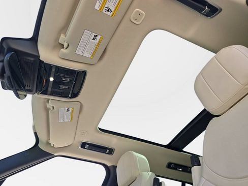 Certified 2025 Land Rover Range Rover SE AWD/4WD image 31