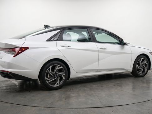 Used 2025 Hyundai Elantra SEL FWD image 9