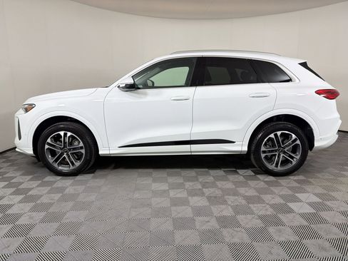 Used 2025 Audi Q5 Premium w/ Convenience Package image 2