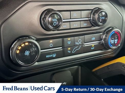 Used 2023 Ford Bronco Badlands image 17