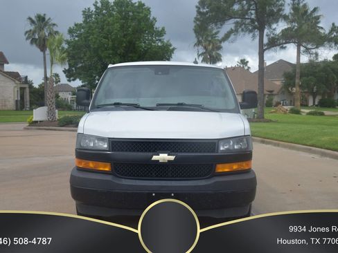 Used 2020 Chevrolet Express 3500 Extended w/ Driver Convenience Package RWD image 3