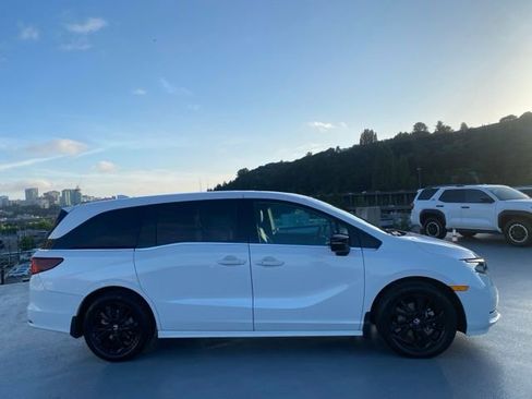 Certified 2024 Honda Odyssey Sport image 3