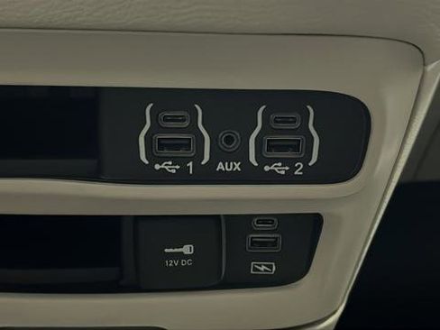 Used 2022 Chrysler Pacifica Touring-L FWD image 32