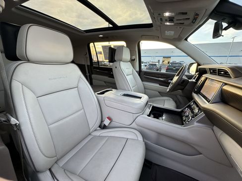 Used 2021 GMC Yukon XL Denali w/ Denali Premium Package image 27