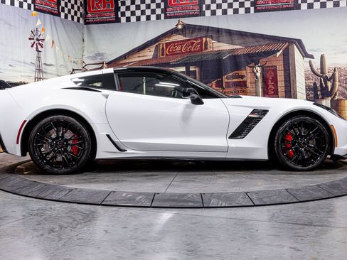 Used 2016 Chevrolet Corvette Z06 w/ 3LZ Preferred Equipment Group image 8