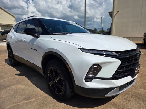 Used 2024 Chevrolet Blazer LT w/ Convenience Package FWD image 3