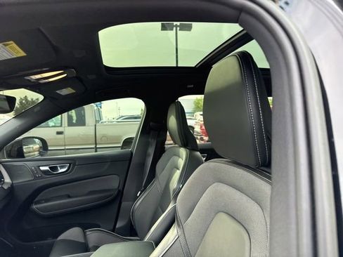 Used 2022 Volvo XC60 B5 R-Design w/ Advanced Package AWD/4WD image 4