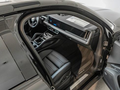 Certified 2025 Porsche Cayenne Coupe AWD/4WD image 30