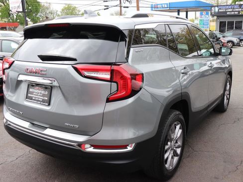Used 2024 GMC Terrain SLT image 5