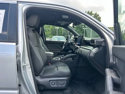 Used 2025 Toyota 4Runner TRD Off-Road Premium AWD/4WD image 17