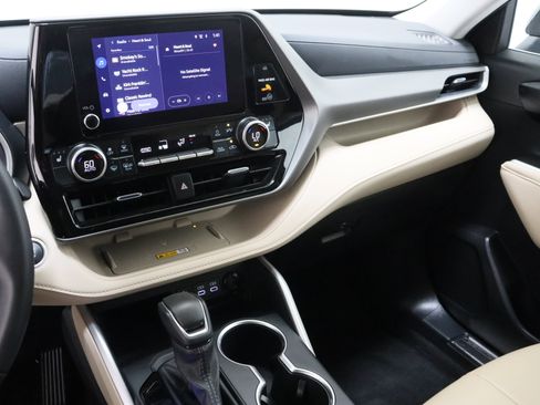 Certified 2025 Toyota Highlander XLE FWD image 16