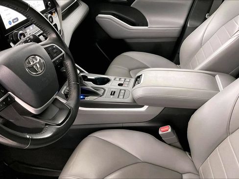 Used 2023 Toyota Highlander XLE AWD/4WD image 16