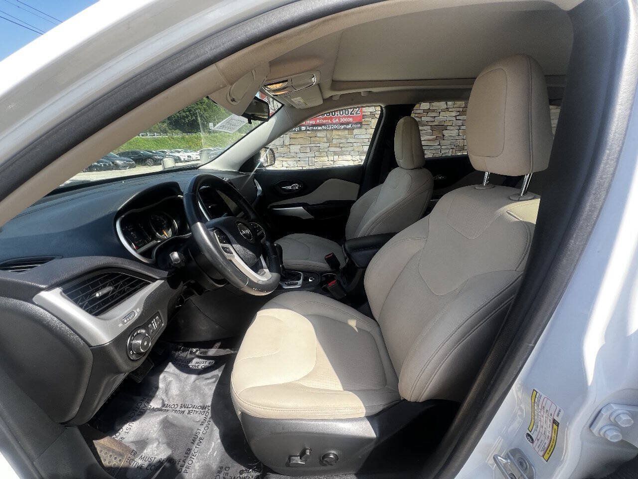 Used 2017 Jeep Cherokee Latitude w/ Comfort & Sound Group FWD image 16