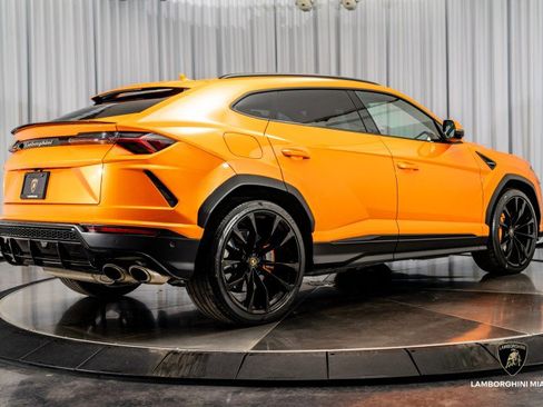 Used 2022 Lamborghini Urus image 17