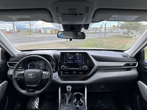 Used 2021 Toyota Highlander LE image 16