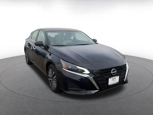 Used 2025 Nissan Altima 2.5 SV image 3