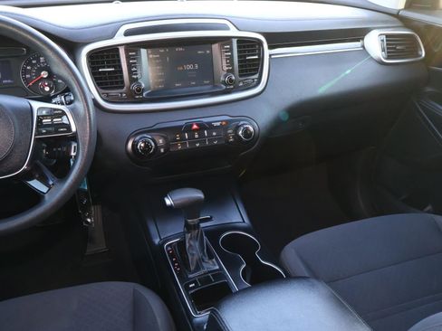 Used 2020 Kia Sorento LX image 10
