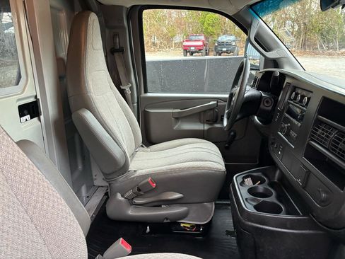 Used 2017 Chevrolet Express 3500 RWD image 12
