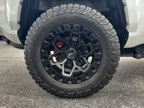 Used 2025 Toyota Tacoma TRD Sport image 9