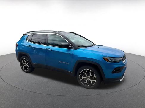Used 2025 Jeep Compass Limited AWD/4WD image 2