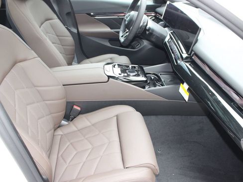 Used 2026 BMW 530i w/ M Sport Package RWD image 23