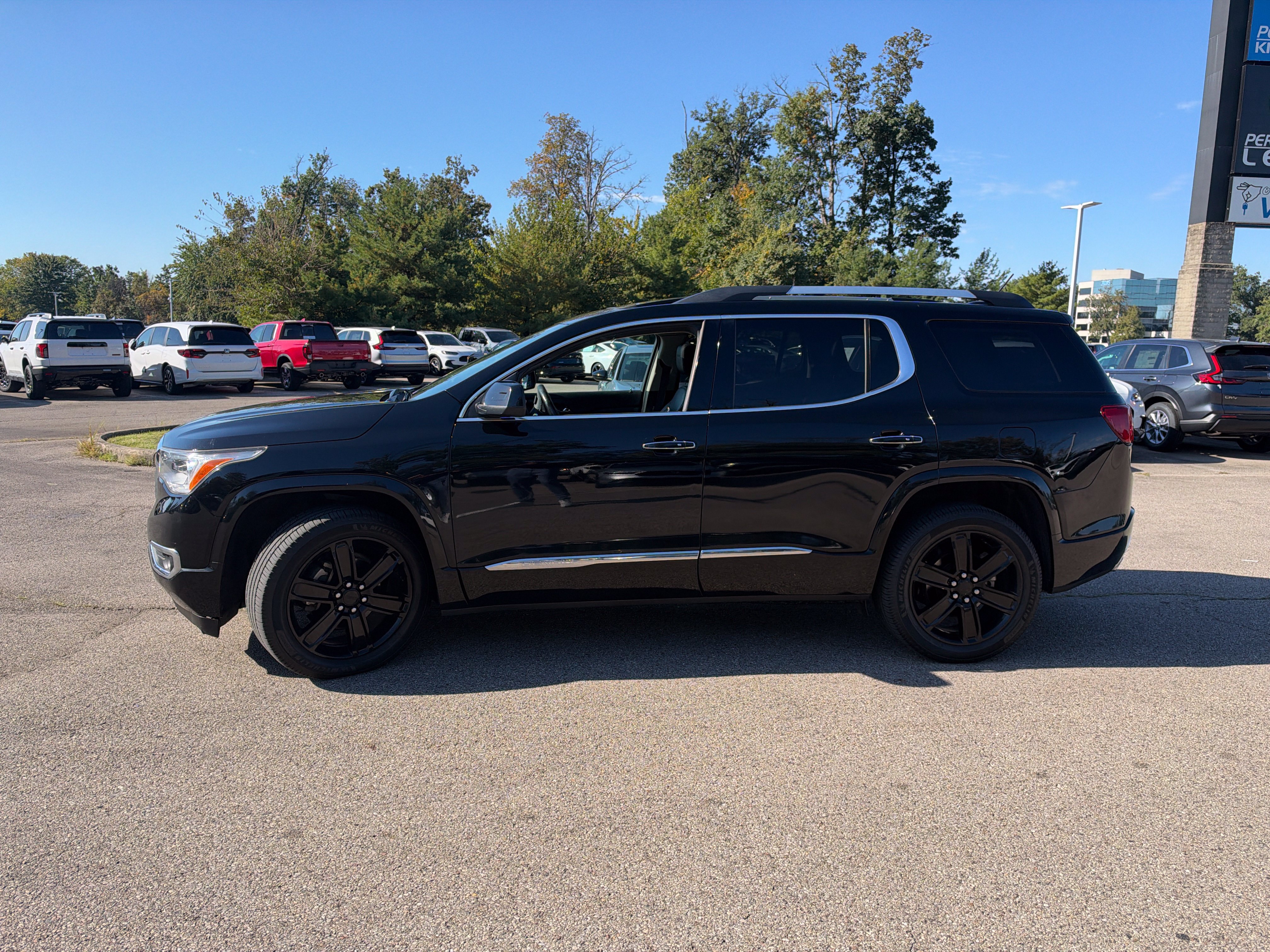 Used 2017 GMC Acadia Denali w/ Technology Package AWD/4WD image 2