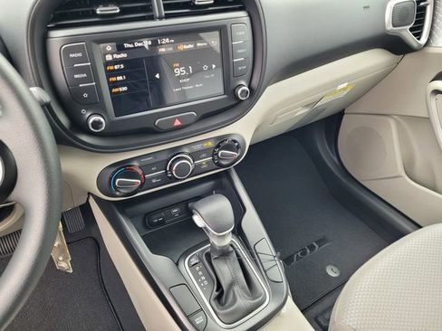 Used 2025 Kia Soul LX image 18