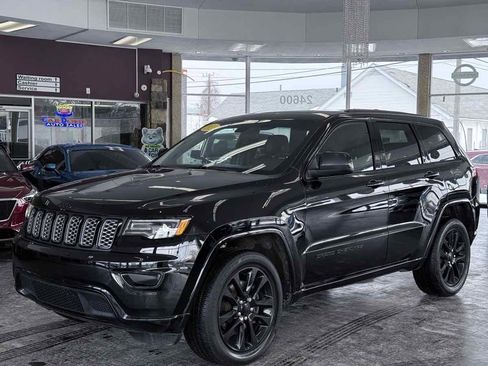 Used 2021 Jeep Grand Cherokee Laredo X image 2