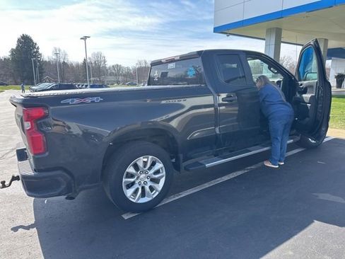 Used 2020 Chevrolet Silverado 1500 Custom w/ Custom Value Package image 2