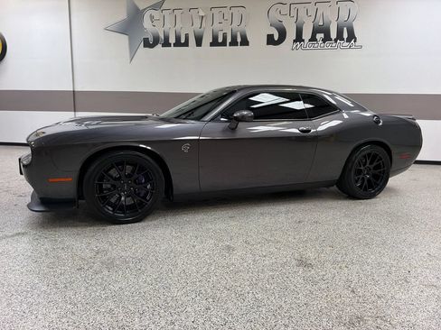 Used 2016 Dodge Challenger SRT Hellcat RWD image 2