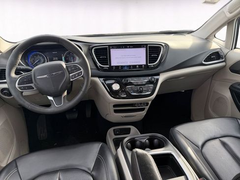 Used 2023 Chrysler Pacifica Touring-L image 10