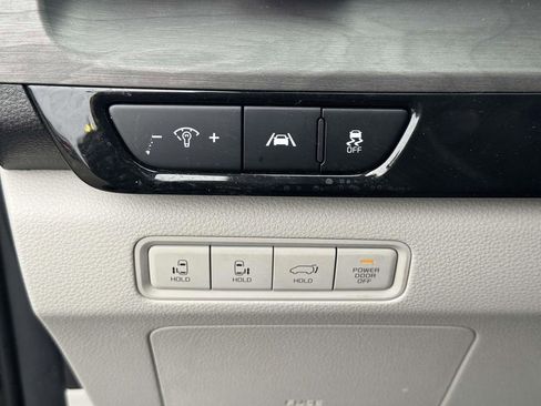 Used 2023 Kia Carnival EX image 19