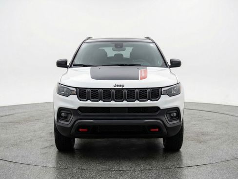 Used 2025 Jeep Compass Trailhawk image 2
