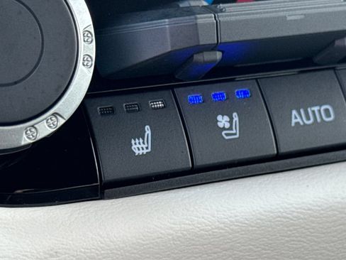 Used 2025 Toyota Sequoia Capstone AWD/4WD image 18